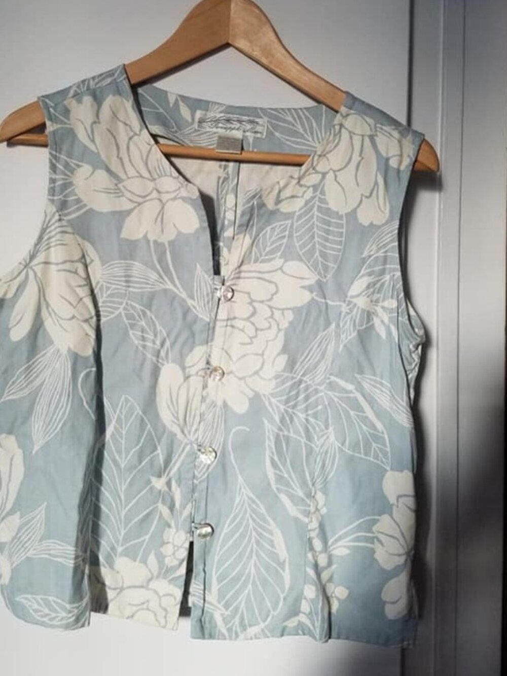 Pineapple Moon Silk Floral Sleeveless Button Top Blue Pre-Owned